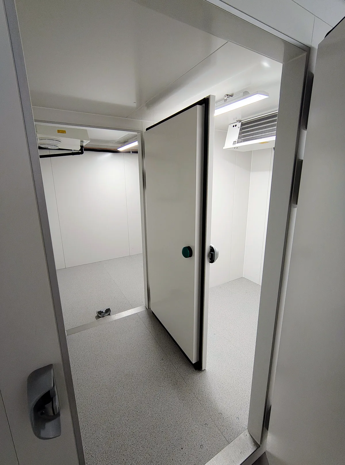 Deux chambres froides professionnelles avec portes isolantes ouvertes