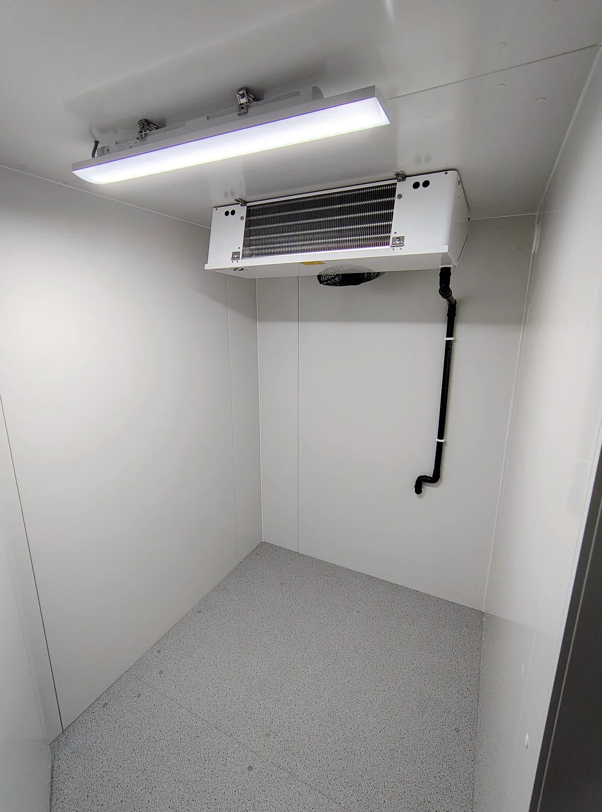 Évaporateur mural dans une chambre froide propre et lumineuse