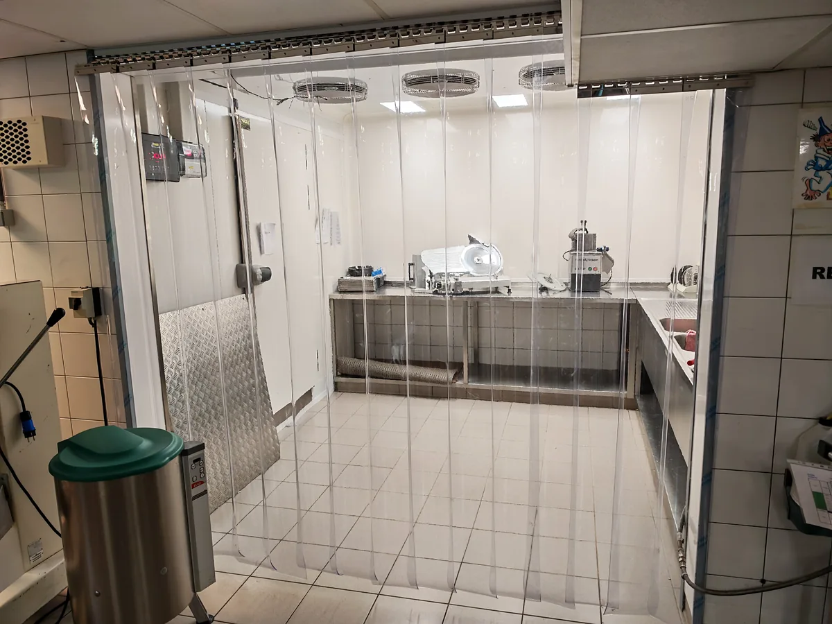 Vue large d’un local réfrigéré de préparation horeca