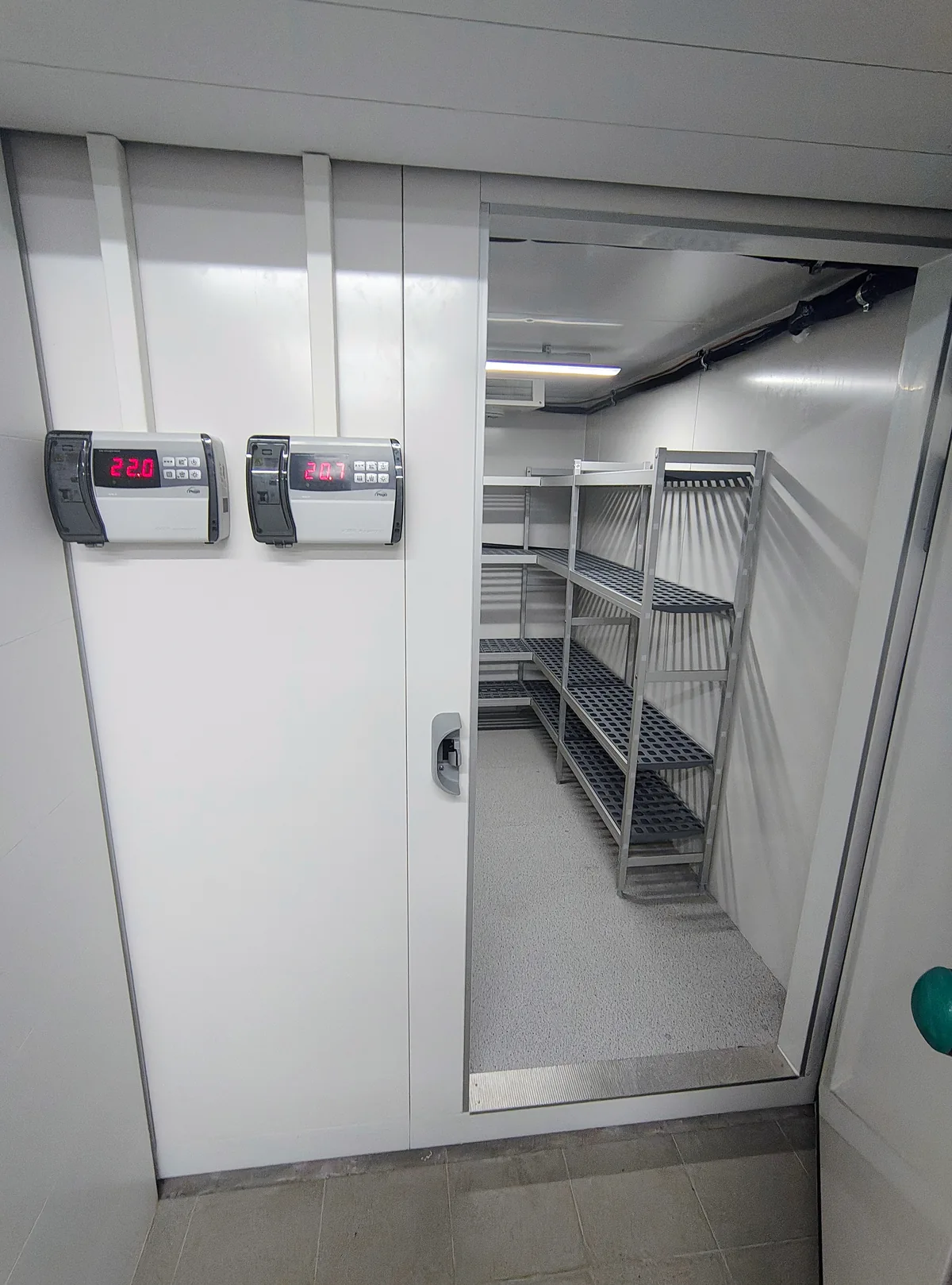 Porte isolante ouverte et deux régulateurs de chambre froide