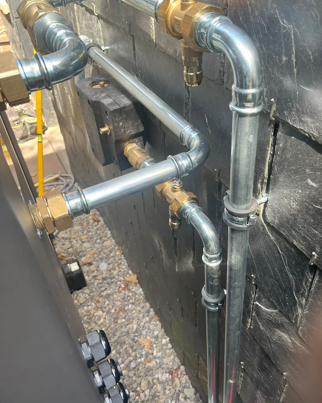 Détail des raccordements hydrauliques d’une pompe à chaleur installée par Yooza